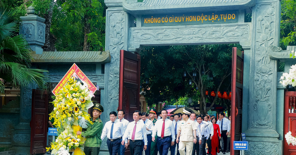 Lãnh đạo tỉnh Nghệ An dâng hoa, dâng hương tưởng niệm Chủ tịch Hồ Chí Minh nhân kỷ niệm 79 năm Quốc khánh 2/9