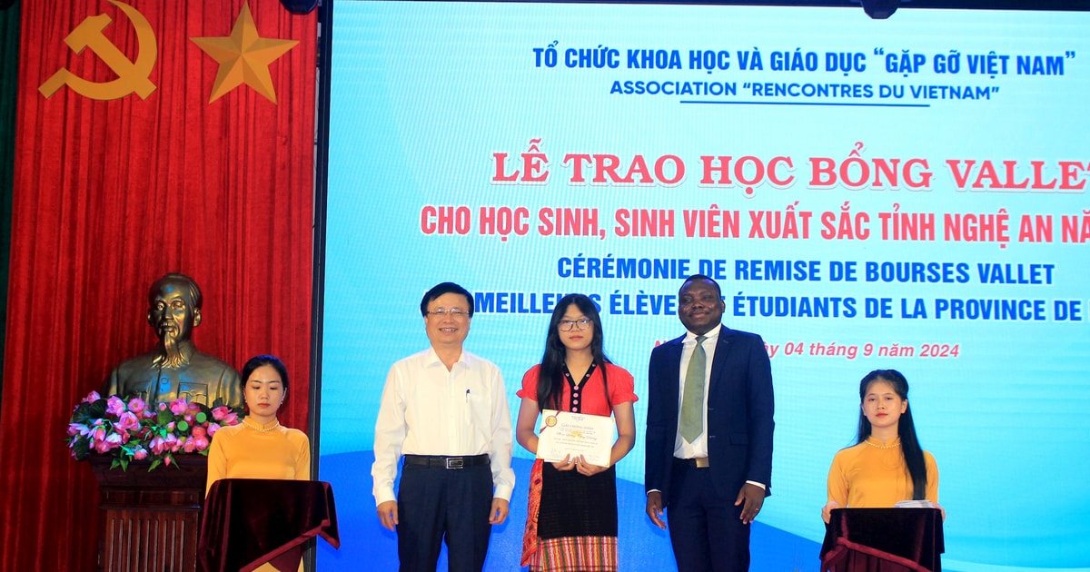 Trao học bổng Vallet cho 116 học sinh, sinh viên Nghệ An xuất sắc