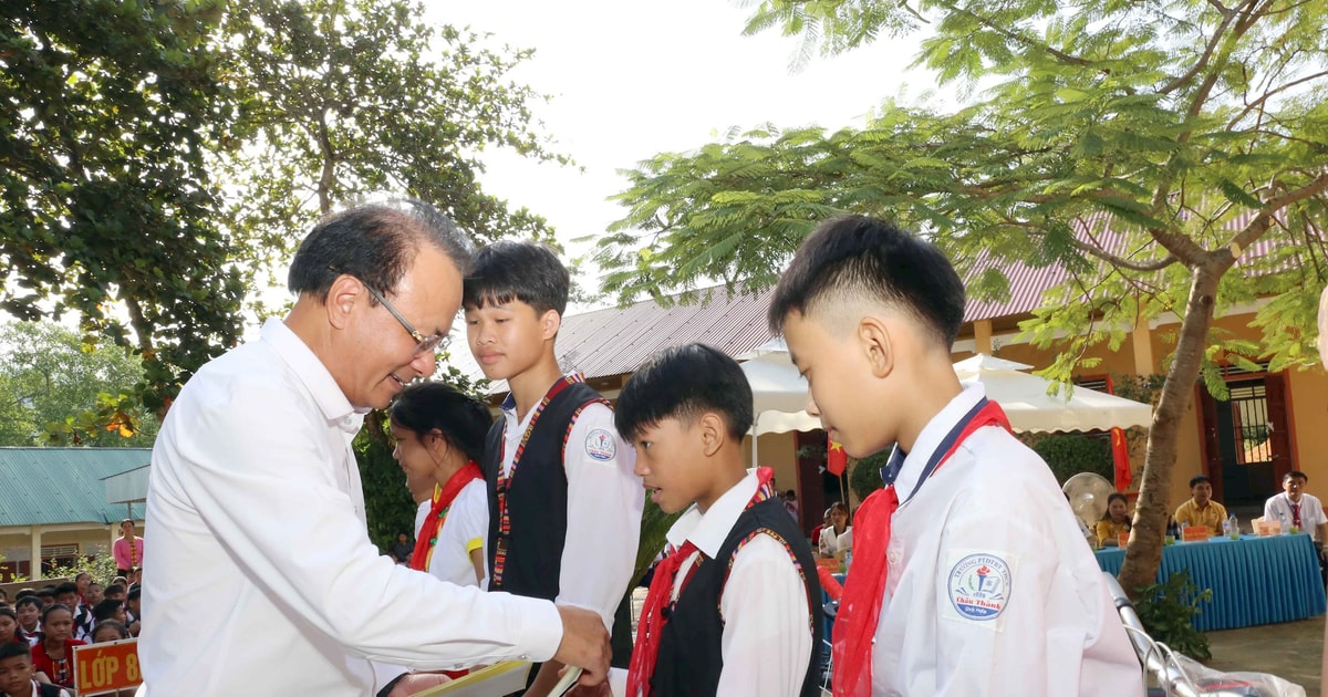 Phó Chủ tịch Thường trực HĐND tỉnh dự Lễ khai giảng tại trường miền núi Quỳ Hợp