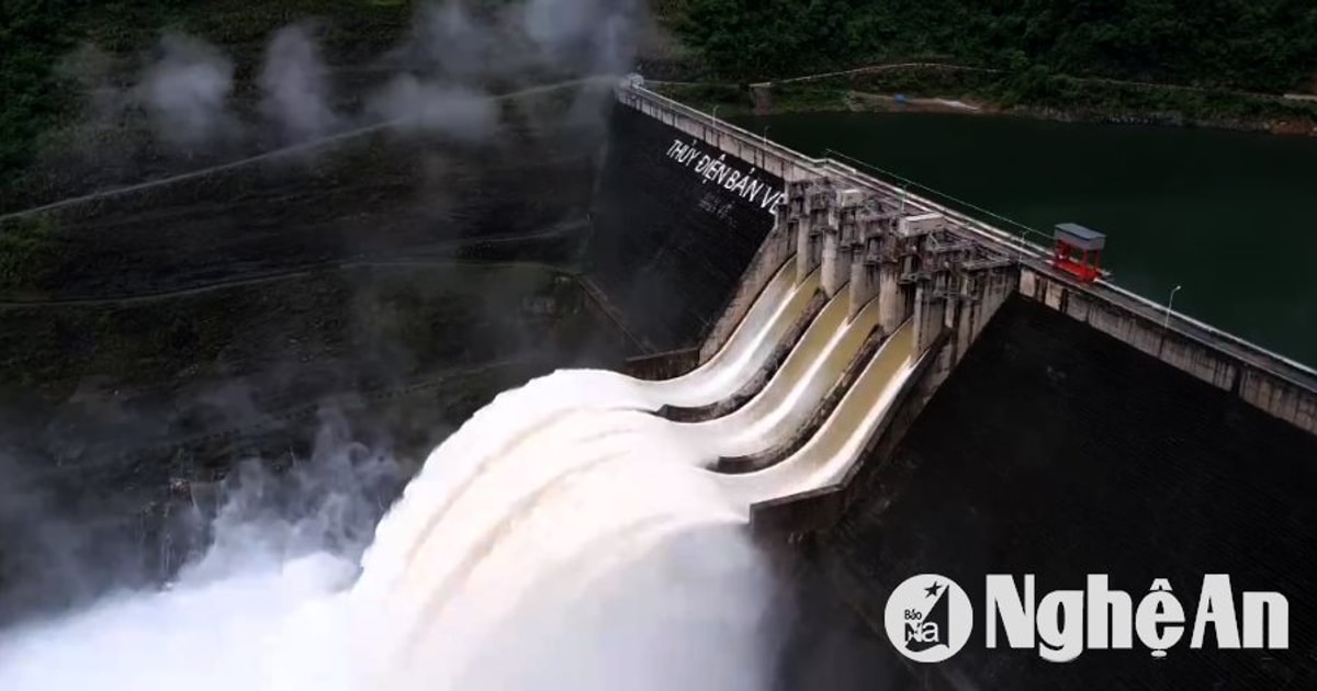 Thủy điện Bản Vẽ mở 6 cửa xả lũ