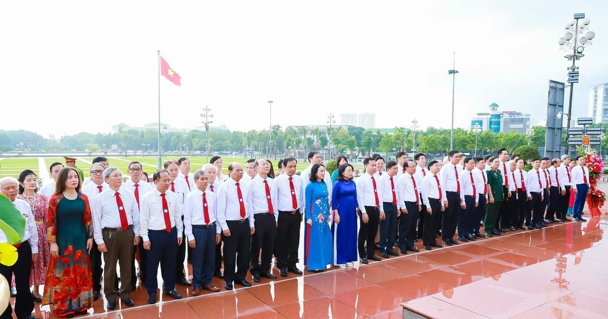 Đoàn đại biểu dự Đại hội đại biểu Liên hiệp Các tổ chức hữu nghị tỉnh Nghệ An dâng hoa tại Quảng trường Hồ Chí Minh