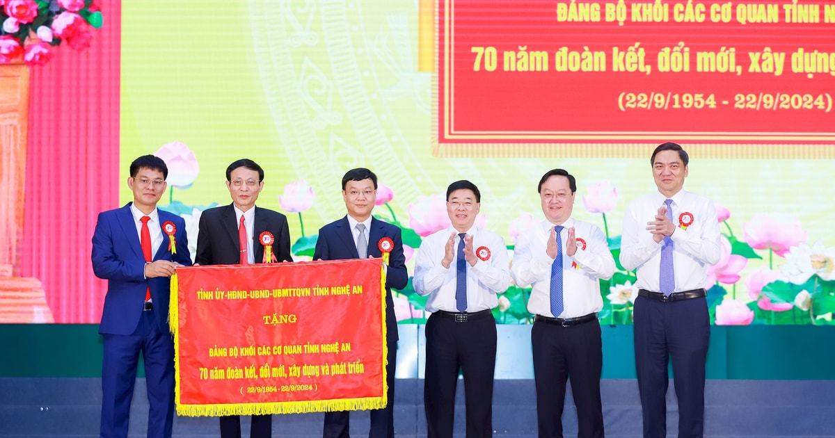 Trọng thể Lễ kỷ niệm 70 năm thành lập Đảng bộ Khối Các cơ quan tỉnh Nghệ An