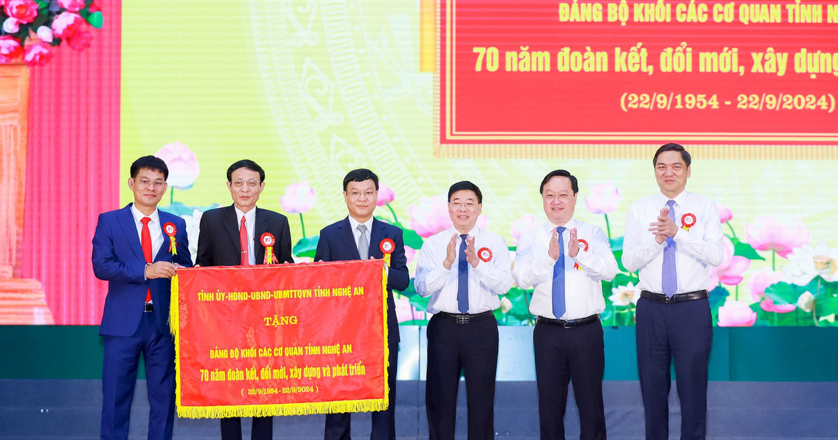 Trọng thể Lễ kỷ niệm 70 năm thành lập Đảng bộ Khối Các cơ quan tỉnh Nghệ An