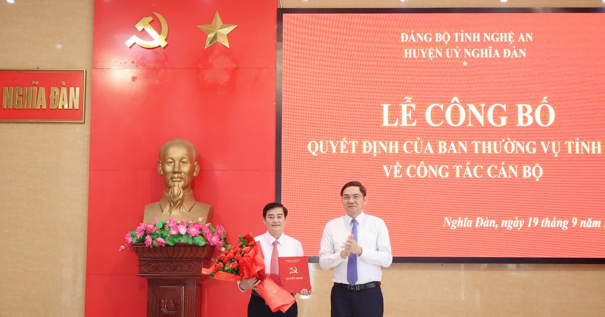 Trao quyết định chuẩn y đồng chí Lê Thái Hùng giữ chức Phó Bí thư Thường trực Huyện uỷ Nghĩa Đàn