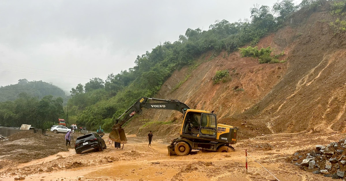 Nhiều điểm sạt lở nghiêm trọng tại miền Tây Nghệ An
