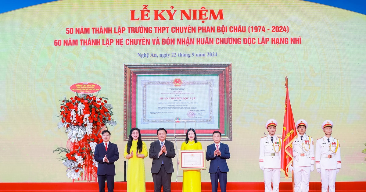 Trường THPT chuyên Phan Bội Châu đón nhận Huân chương Độc lập hạng Nhì