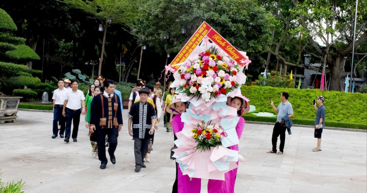 Đoàn đại biểu Đại hội Đại biểu các dân tộc thiểu số tỉnh Nghệ An lần thứ IV dâng hương tại Khu Di tích Quốc gia đặc biệt Kim Liên