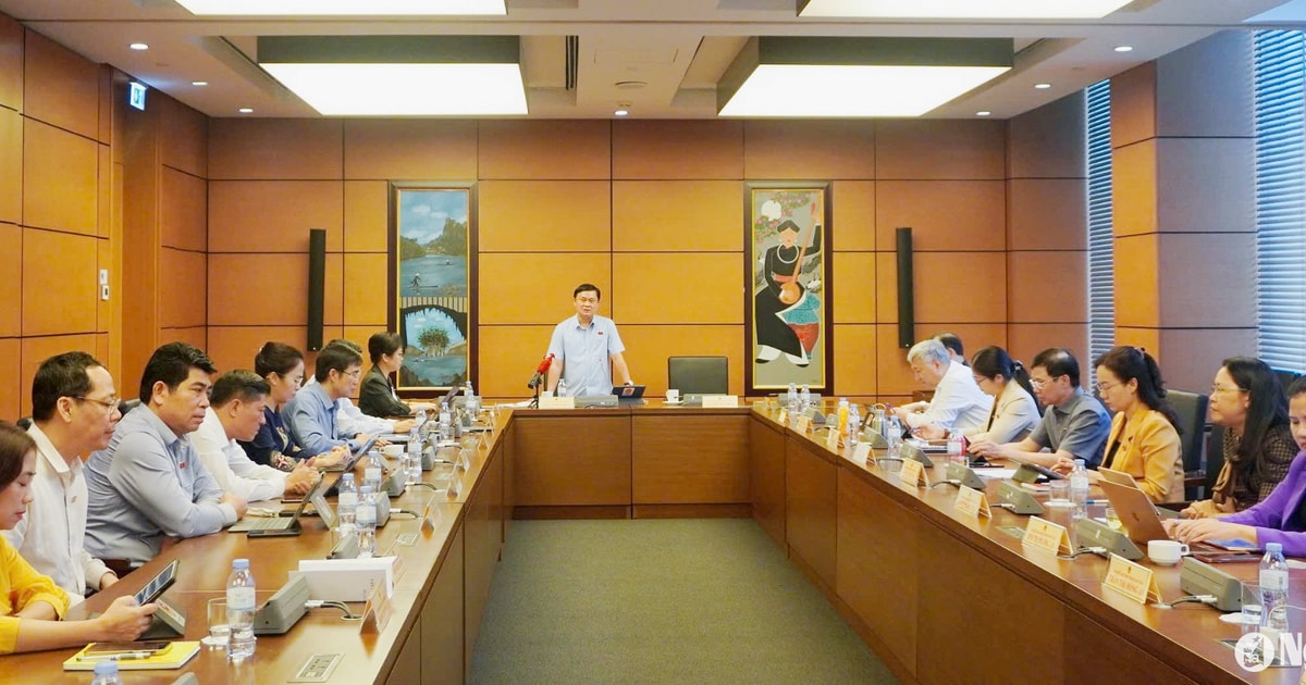 Đoàn đại biểu Quốc hội Nghệ An thảo luận tại tổ về 2 dự án luật