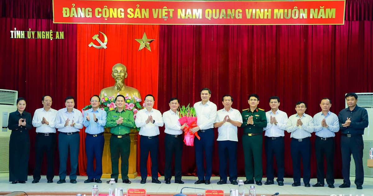 Bàn giao nhiệm vụ điều hành công việc của Tỉnh ủy Nghệ An