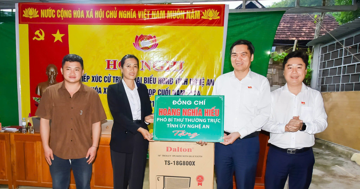 Phó Bí thư Thường trực Tỉnh ủy Hoàng Nghĩa Hiếu tiếp xúc cử tri huyện Tương Dương