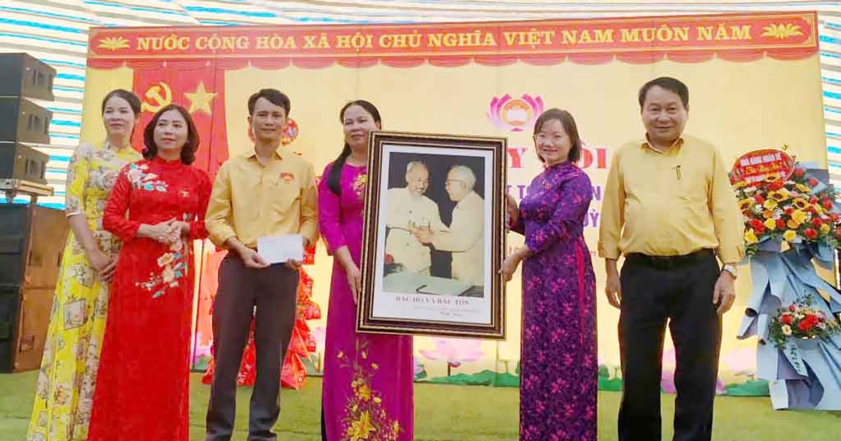 Lãnh đạo đoàn đại biểu Quốc hội Nghệ An vui Ngày hội Đại đoàn kết ở thị xã Hoàng Mai