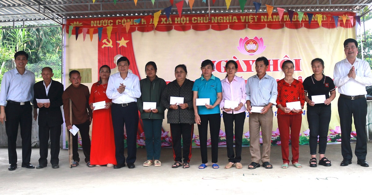 Phó Chủ tịch Thường trực UBND tỉnh Lê Hồng Vinh chung vui Ngày hội Đại đoàn kết với người dân huyện Anh Sơn