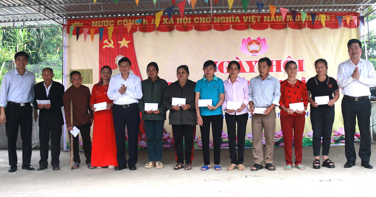 Phó Chủ tịch Thường trực UBND tỉnh Lê Hồng Vinh chung vui Ngày hội Đại đoàn kết với người dân huyện Anh Sơn