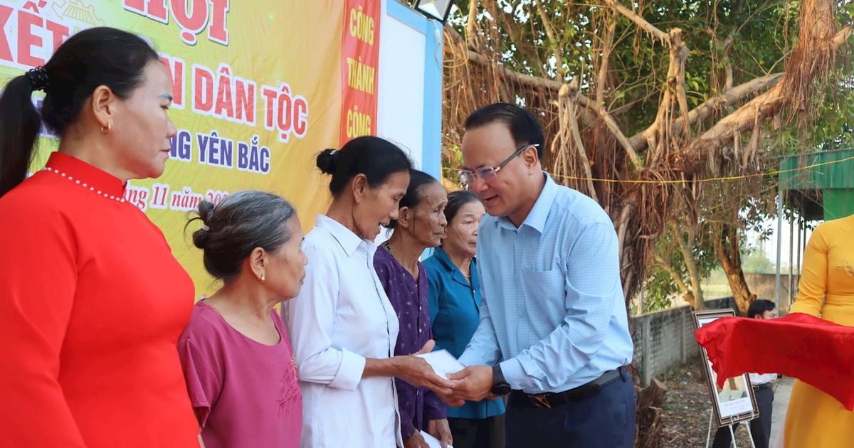 Phó Chủ tịch Thường trực HĐND tỉnh Nghệ An Nguyễn Nam Đình dự Ngày hội Đại đoàn kết tại Hưng Nguyên
