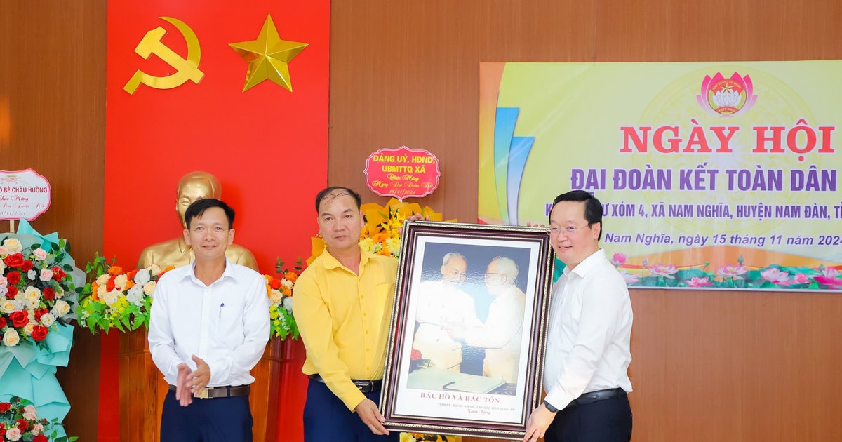 Bí thư Tỉnh ủy, Chủ tịch UBND tỉnh Nghệ An Nguyễn Đức Trung chung vui Ngày hội Đại đoàn kết với nhân dân Nam Đàn