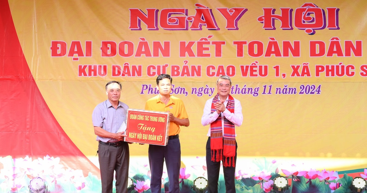 Trưởng Ban Tổ chức Trung ương Lê Minh Hưng chung vui Ngày hội Đại đoàn kết với nhân dân bản Cao Vều 1