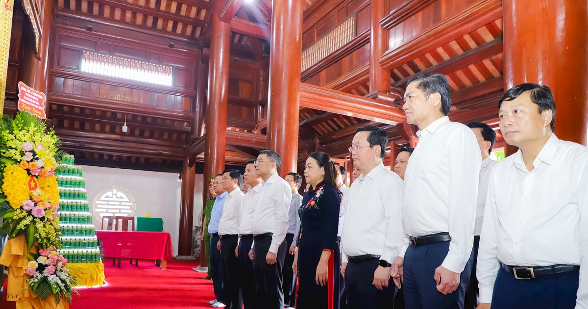 Trưởng Ban Tổ chức Trung ương Lê Minh Hưng dâng hương tưởng niệm các Anh hùng liệt sĩ