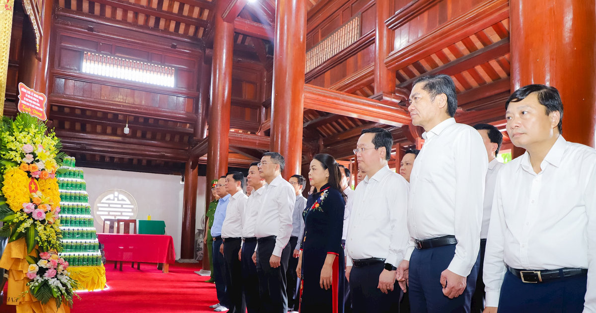 Trưởng Ban Tổ chức Trung ương Lê Minh Hưng dâng hương tưởng niệm các Anh hùng liệt sĩ