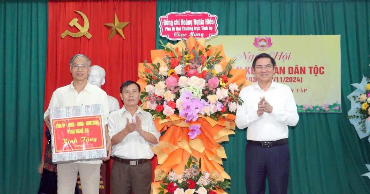 Phó Bí thư Thường trực Tỉnh ủy Hoàng Nghĩa Hiếu vui Ngày hội Đại đoàn kết với nhân dân thành phố Vinh