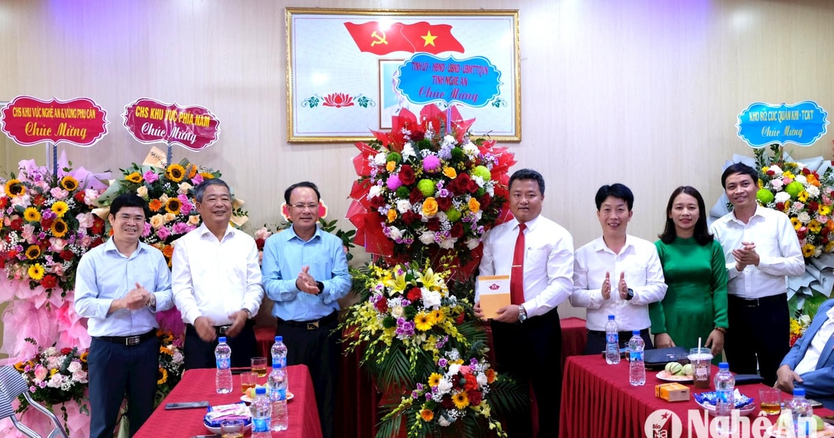 Đồng chí Nguyễn Nam Đình chúc mừng  Ngày Nhà giáo Việt Nam