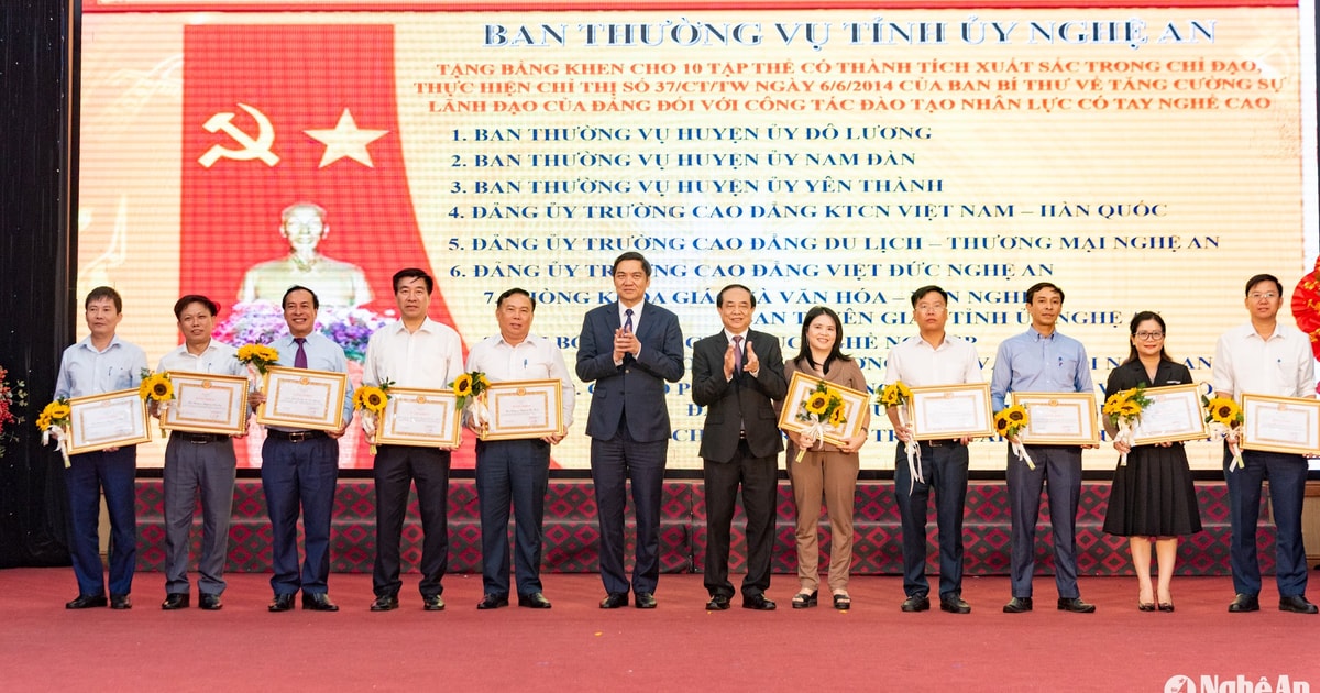 Nghệ An tuyên dương các tập thể, cá nhân trong lĩnh vực giáo dục nghề nghiệp