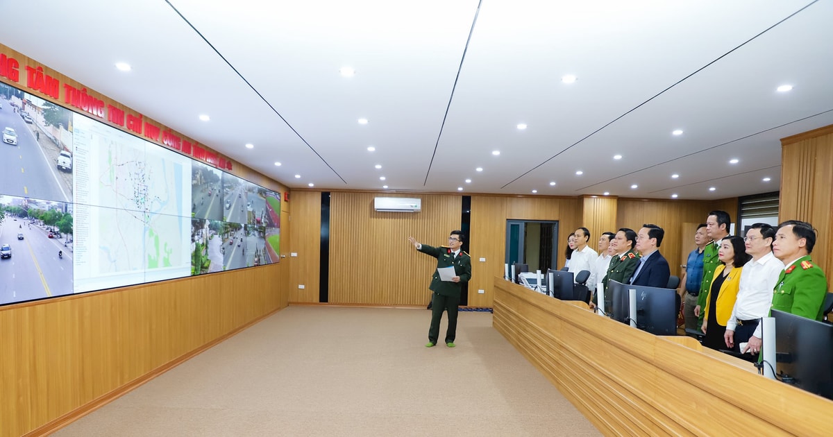 Đồng chí Nguyễn Đức Trung kiểm tra hoạt động hệ thống camera giám sát an ninh, xử lý vi phạm trật tự an toàn giao thông ở thành phố Vinh