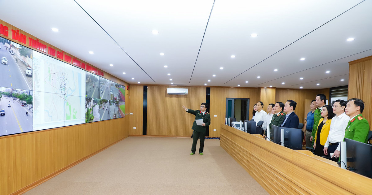 Đồng chí Nguyễn Đức Trung kiểm tra hoạt động hệ thống camera giám sát an ninh, xử lý vi phạm trật tự an toàn giao thông ở thành phố Vinh
