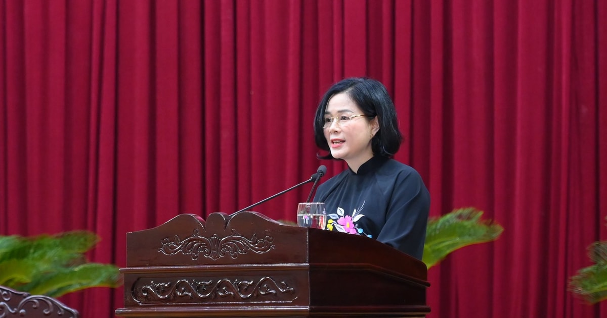 Giám đốc Sở Y tế Nghệ An Lê Thị Hoài Chung trả lời chất vấn của đại biểu HĐND tỉnh