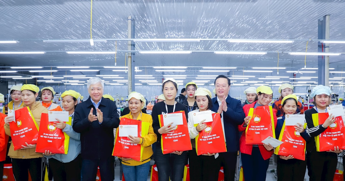 Chủ tịch Ủy ban Trung ương MTTQ Việt Nam Đỗ Văn Chiến thăm, trao quà tặng công nhân Nghệ An