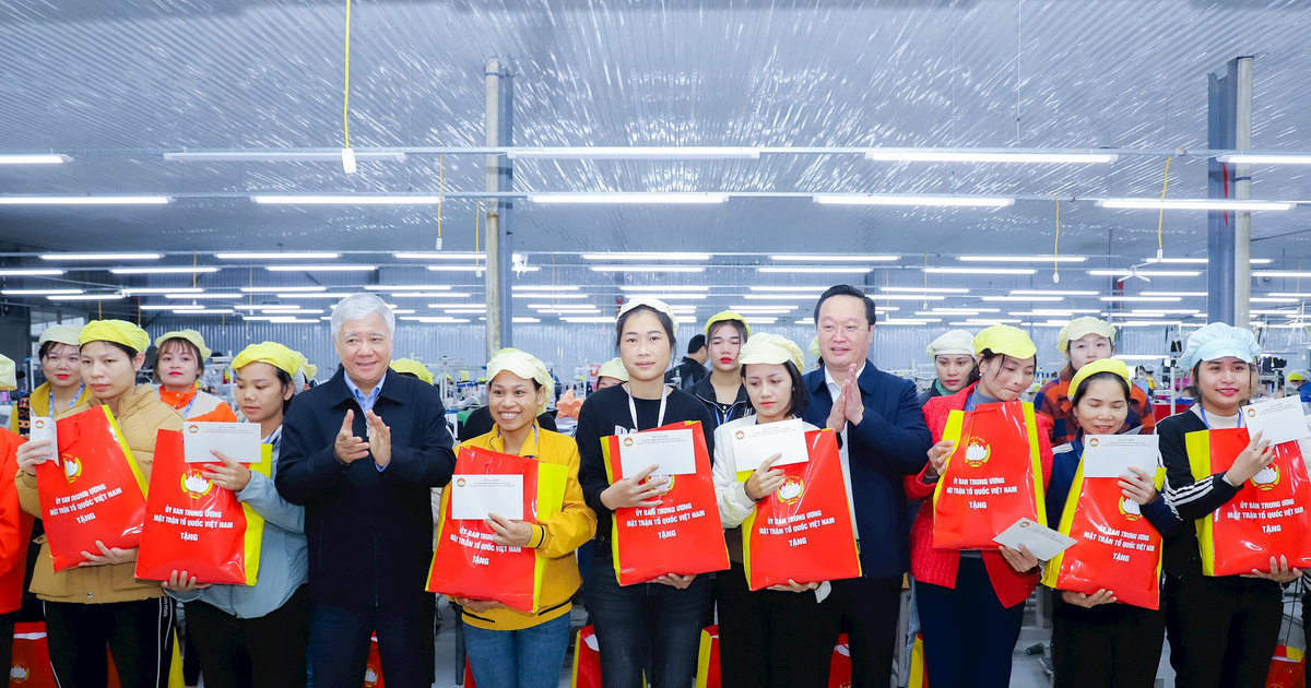 Chủ tịch Ủy ban Trung ương MTTQ Việt Nam Đỗ Văn Chiến thăm, trao quà tặng công nhân Nghệ An