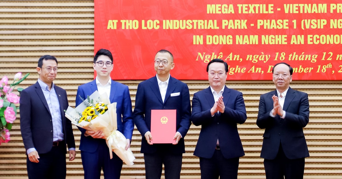 Bí thư Tỉnh uỷ, Chủ tịch UBND tỉnh Nguyễn Đức Trung trao Giấy chứng nhận đăng ký đầu tư dự án Mega Textile Vietnam