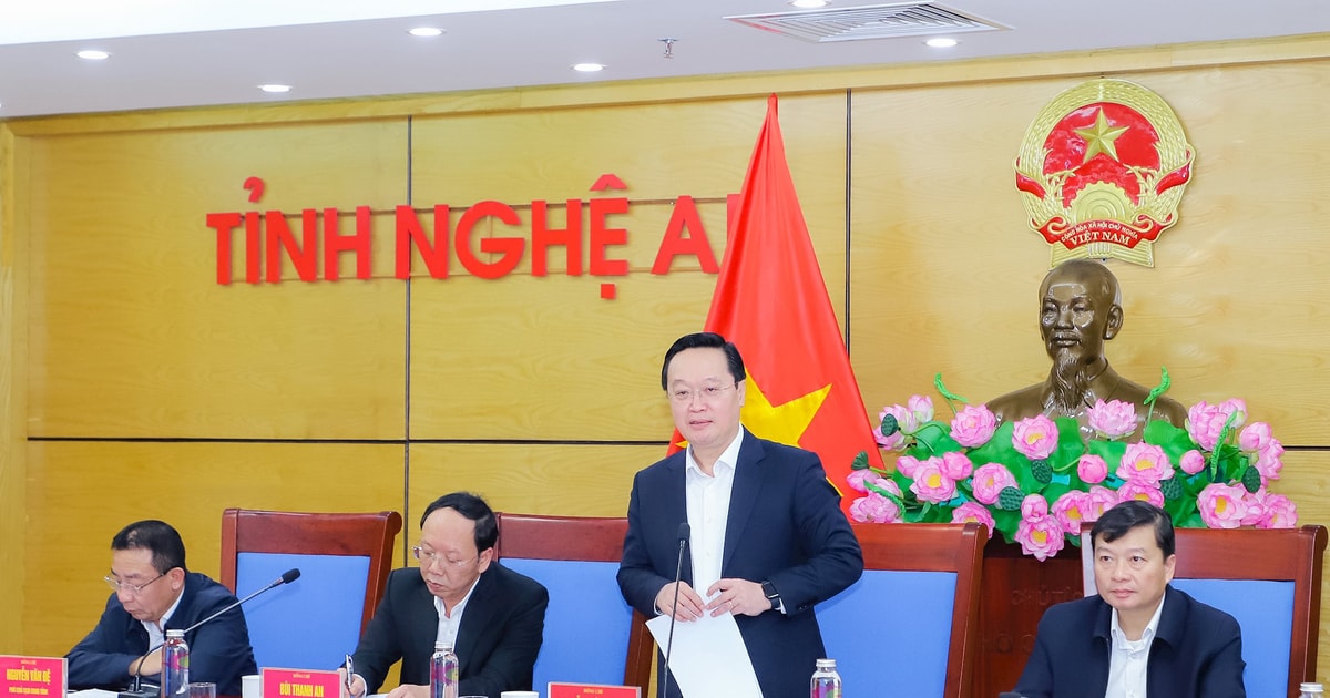 Bí thư Tỉnh ủy, Chủ tịch UBND tỉnh Nguyễn Đức Trung chủ trì phiên họp UBND tỉnh tháng 12