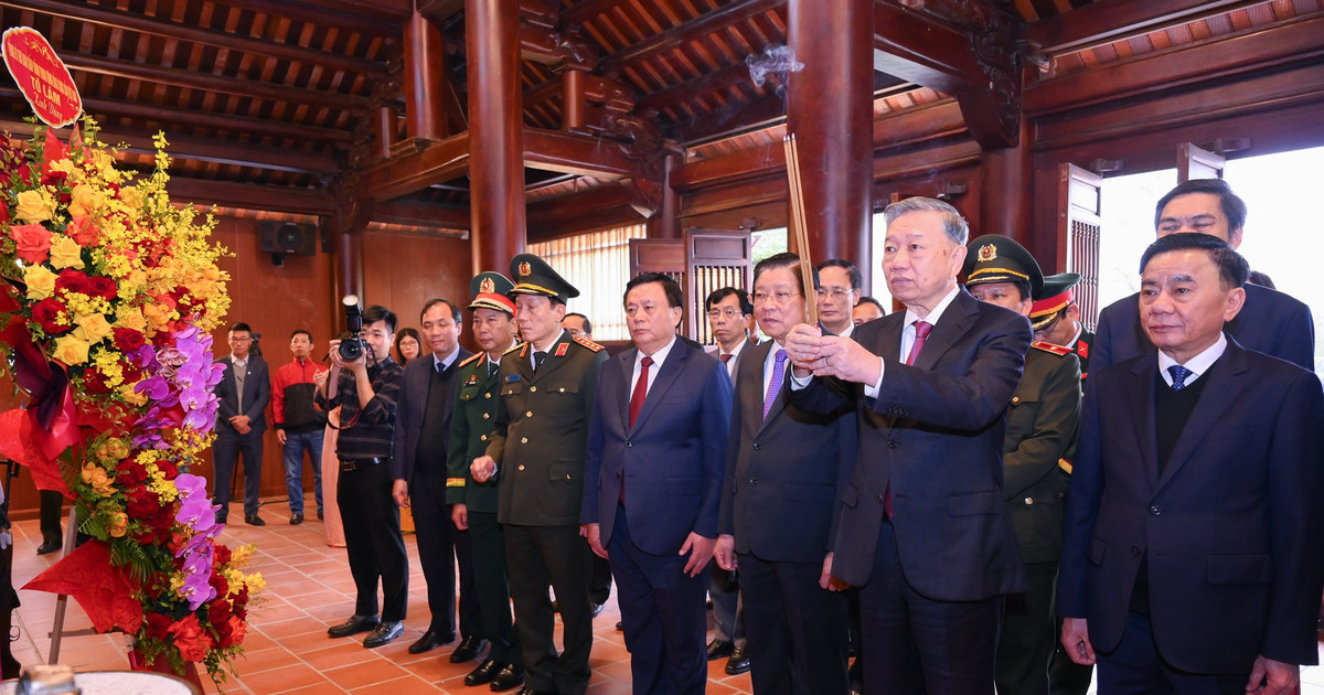 Tổng Bí thư Tô Lâm dâng hương tưởng niệm cố Tổng Bí thư Lê Hồng Phong