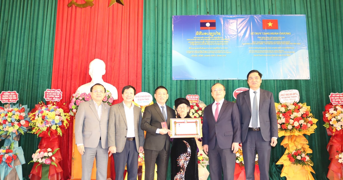 Truy tặng Huân chương Lao động hạng Nhất của Chủ tịch nước Cộng hòa Dân chủ Nhân dân Lào cho đồng chí Hồ Đức Bính