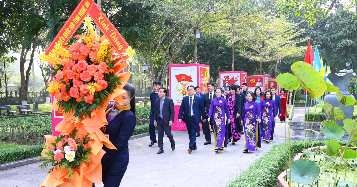 Đoàn ĐBQH và HĐND tỉnh dâng hương tưởng niệm Chủ tịch Hồ Chí Minh