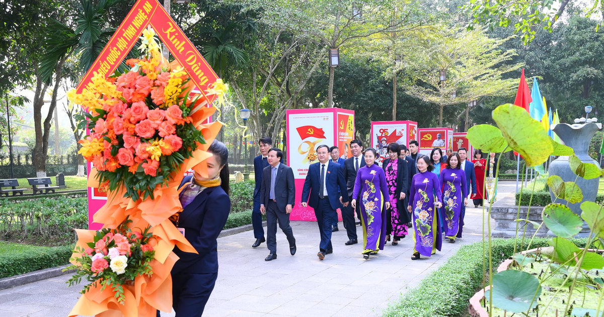 Đoàn ĐBQH và HĐND tỉnh dâng hương tưởng niệm Chủ tịch Hồ Chí Minh