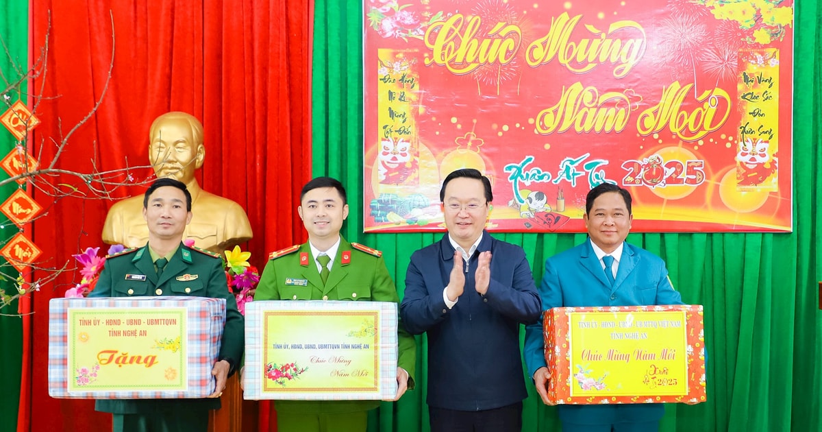 Bí thư Tỉnh ủy Nguyễn Đức Trung thăm, tặng quà Tết lực lượng vũ trang ở huyện Kỳ Sơn