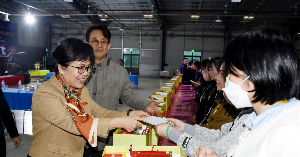 Phó Chủ nhiệm Ủy ban Tài chính, Ngân sách của Quốc hội thăm, tặng quà công nhân lao động Nghệ An