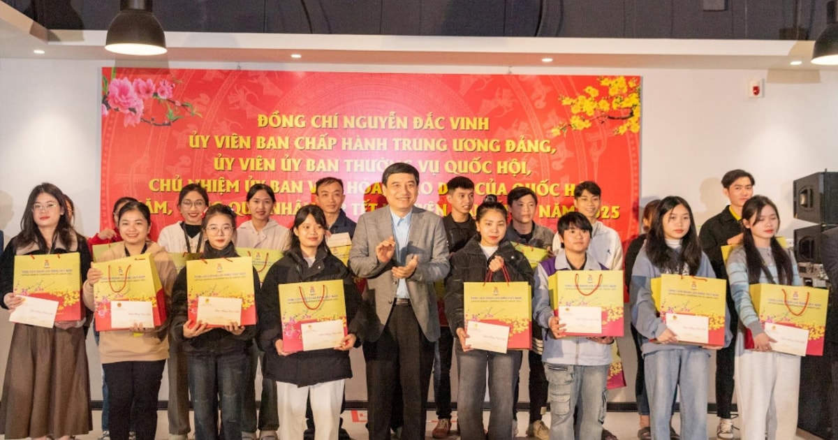 Chủ nhiệm Ủy ban Văn hóa, Giáo dục của Quốc hội tặng quà công nhân lao động tỉnh Nghệ An