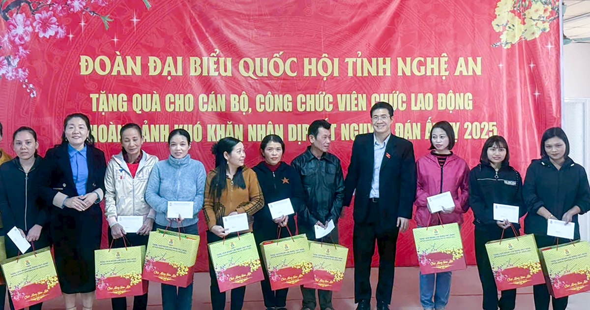 Đại biểu Quốc hội tặng quà Tết cho người nghèo tại các huyện miền Tây Nghệ An