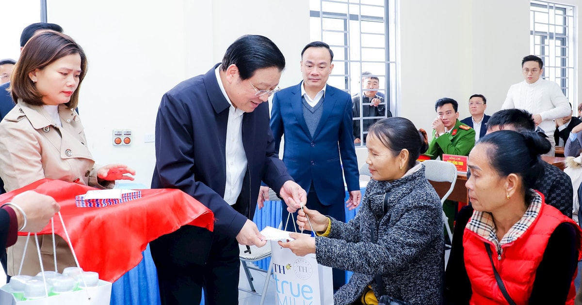 Trưởng ban Nội chính Trung ương Phan Đình Trạc tặng quà Tết cho hộ nghèo huyện Tương Dương