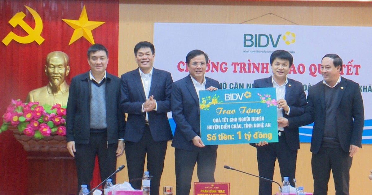 Trưởng ban Nội chính Trung ương Phan Đình Trạc thăm, tặng quà Tết tại huyện Diễn Châu