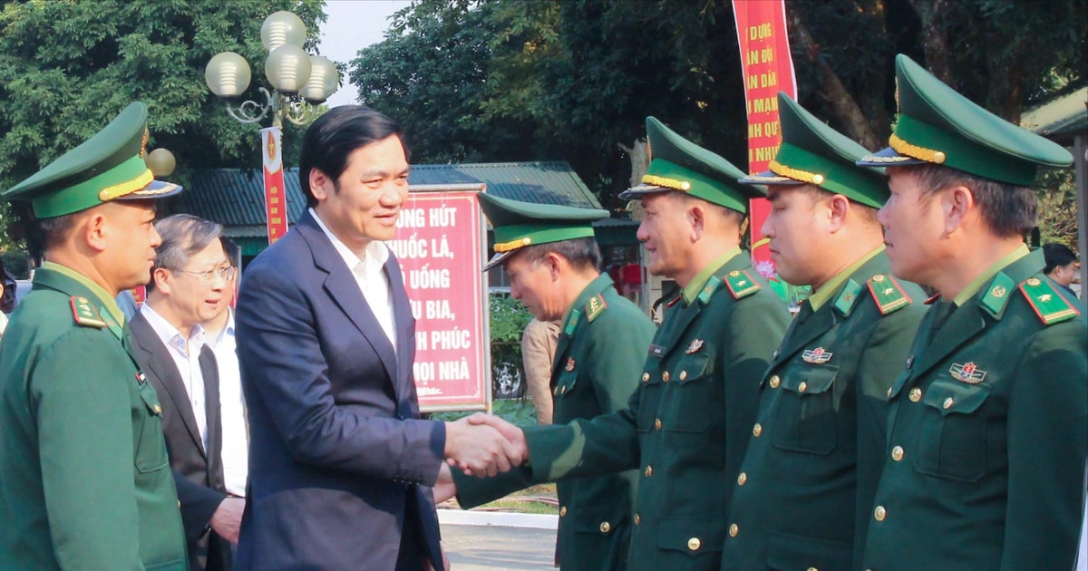 Đồng chí Hoàng Nghĩa Hiếu thăm và chúc Tết cán bộ, chiến sĩ Đồn Biên phòng Hạnh Dịch, huyện Quế Phong