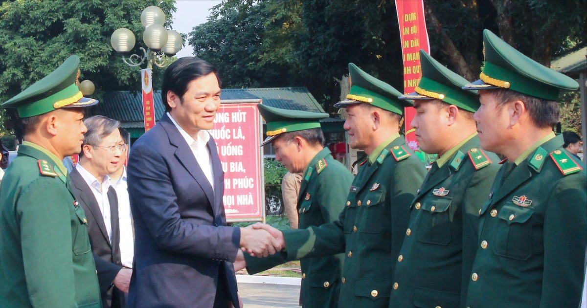 Đồng chí Hoàng Nghĩa Hiếu thăm và chúc Tết cán bộ, chiến sĩ Đồn Biên phòng Hạnh Dịch, huyện Quế Phong