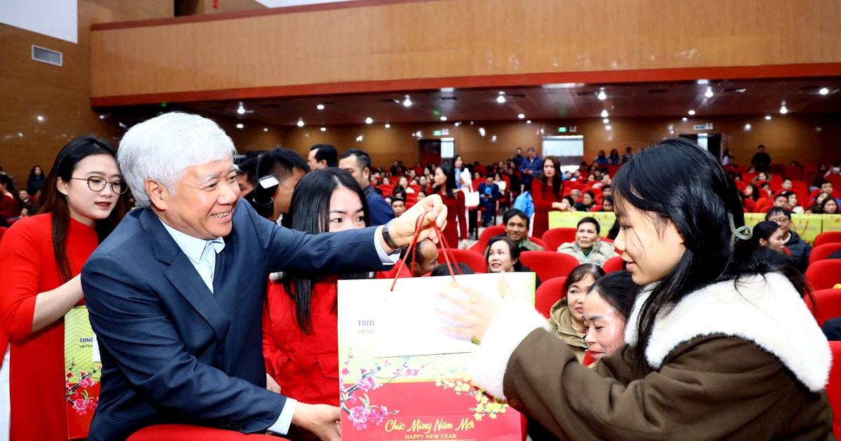 Chủ tịch Ủy ban Trung ương MTTQ Việt Nam Đỗ Văn Chiến tặng quà Tết cho công nhân, người lao động có hoàn cảnh khó khăn tại Nghệ An