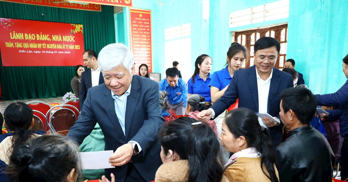 Chủ tịch Ủy ban Trung ương MTTQ Việt Nam Đỗ Văn Chiến tặng quà Tết cho hộ nghèo huyện Diễn Châu