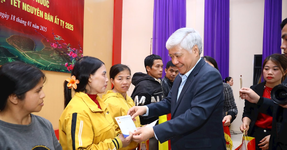 Đồng chí Đỗ Văn Chiến - Chủ tịch Ủy ban Trung ương MTTQ Việt Nam tặng quà Tết hộ nghèo tại huyện Thanh Chương