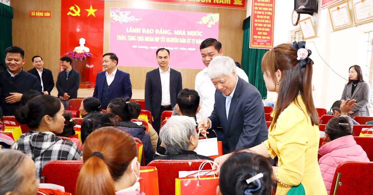 Chủ tịch Ủy ban Trung ương MTTQ Việt Nam Đỗ Văn Chiến tặng quà Tết hộ nghèo và trao công trình phúc lợi cho huyện Đô Lương