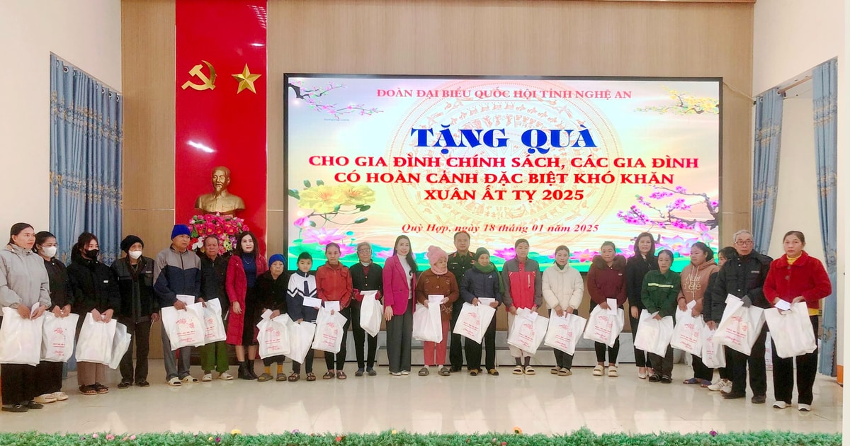 Đoàn đại biểu Quốc hội tỉnh Nghệ An trao quà tết cho gia đình chính sách và hộ có hoàn cảnh khó khăn