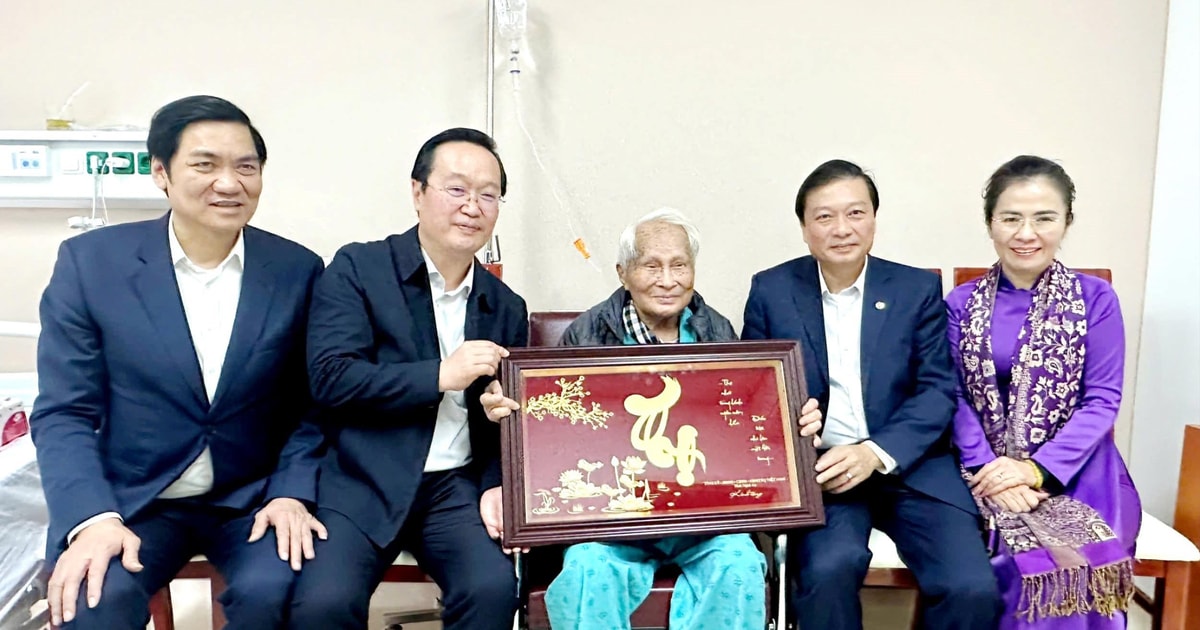 Lãnh đạo tỉnh Nghệ An và Hội đồng hương Nghệ An tại Hà Nội thăm, chúc mừng Anh hùng LLVT nhân dân - Trung tướng Nguyễn Quốc Thước tròn 100 tuổi